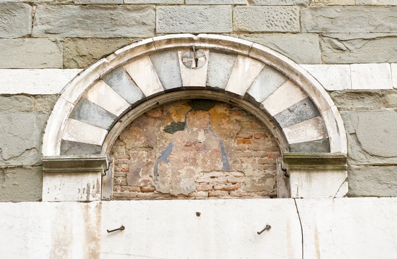 Bott. toscana sec. XIII, Lunetta in marmi policromi con affresco