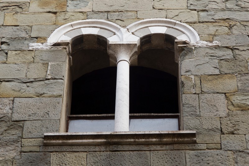 Bott. toscana sec. XIII, Bifora in marmo policromo