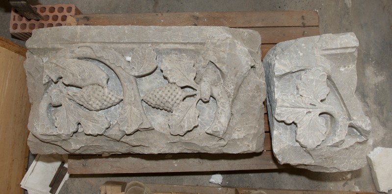 Bott. toscana sec. XIII, Cornice in pietra arenaria con motivo di grappoli d'uva