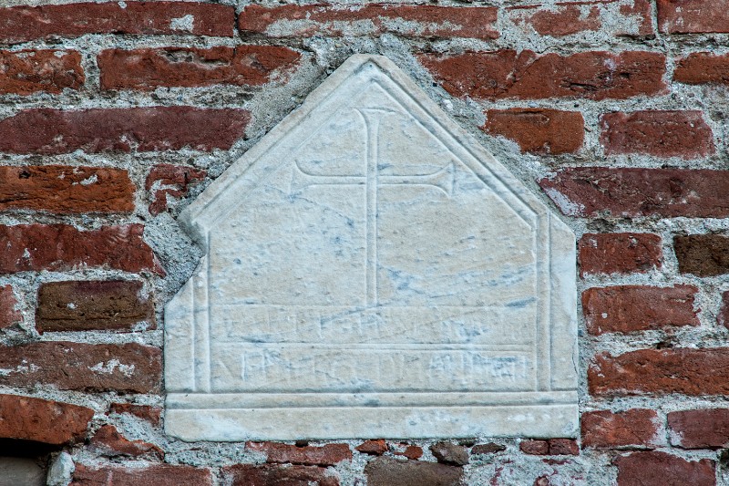 Bott. lucchese sec. VIII, Epigrafe cuspidata in pietra con croce incisa