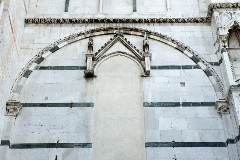 Bott. comacina sec. XI, Arcata cieca in marmo verde e pietra bianca
