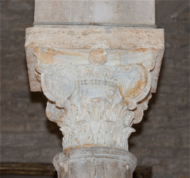 Ambito pisano sec. II, Capitello marmoreo fogliato con volute