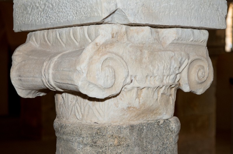 Maestranze pisane secc. XI-XII, Capitello marmoreo con volute
