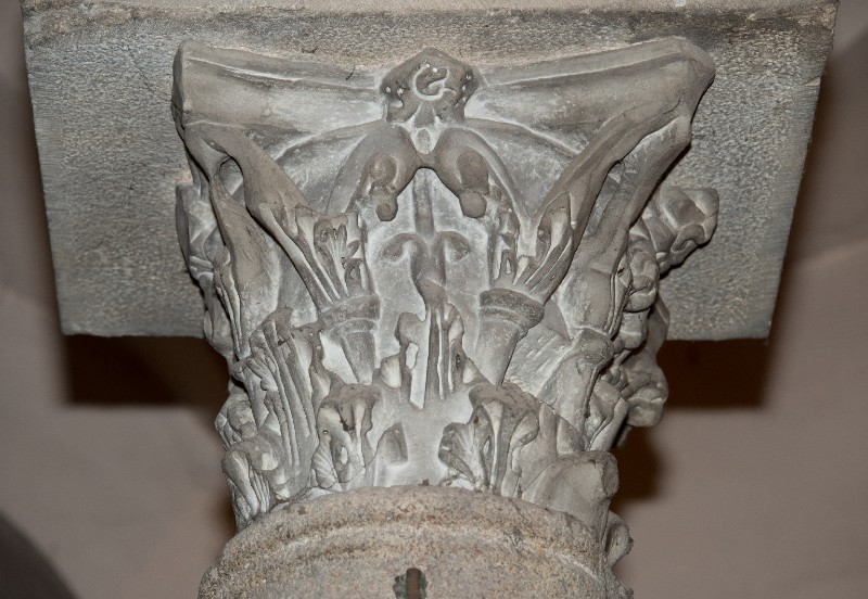 Bottega toscana sec. XI, Capitello marmoreo con foglie