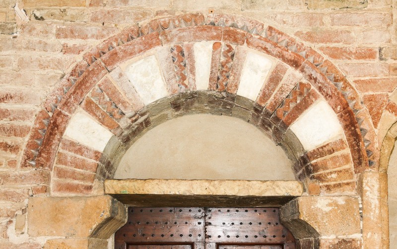 Maestranze toscane sec. XII, Portale con lunetta in marmo e cotto