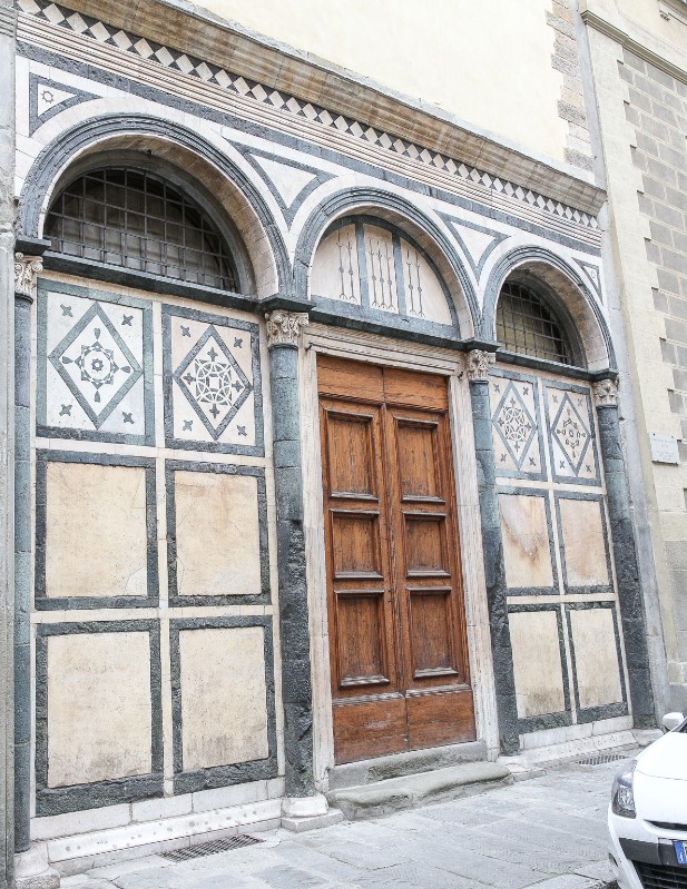 Maestranze fiorentine sec. XII, Portale in marmo bianco e verde