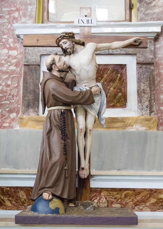 Ambito romano sec. XX, Statua di Cristo in croce e San Francesco