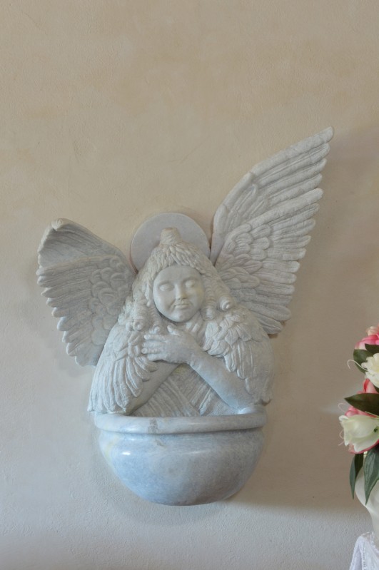 Collina Sirio (2005), Fonte battesimale con angelo