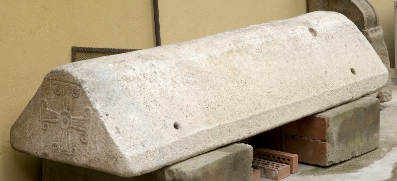 Ambito italiano sec. VIII-IX, Coperchio di sarcofago in pietra porosa