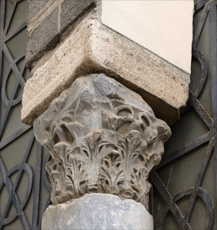 Marmoraio campano secc. III-IV, Capitello marmoreo con foglie