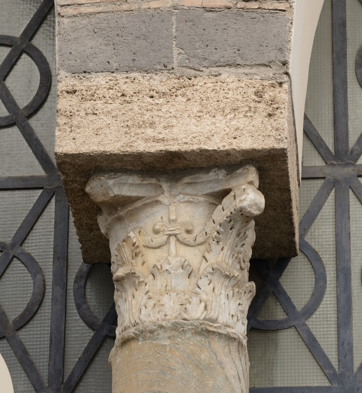 Marmoraio campano sec. I, Capitello marmoreo con foglie
