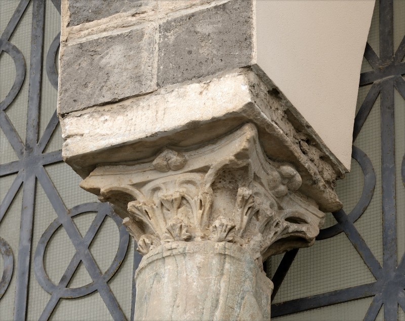 Marmoraio campano secc. III-V, Capitello marmoreo con foglie d'acanto