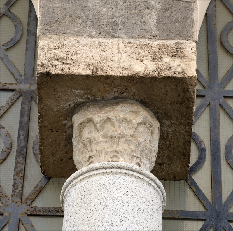 Marmoraio campano secc. III-IV, Capitello corinzio con foglie