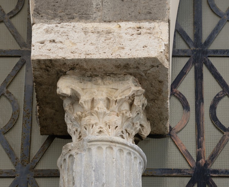 Marmoraio campano secc. III-IV, Capitello corinzio