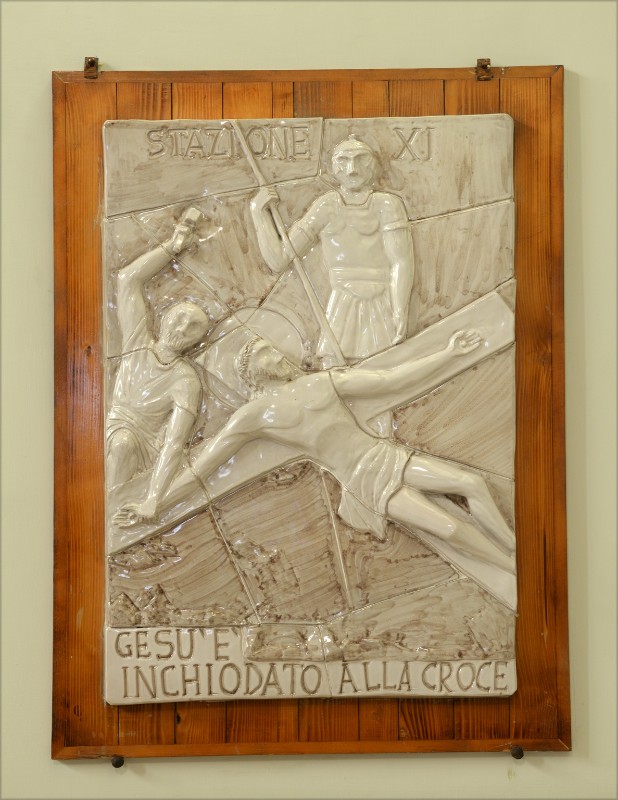 Ambito italiano (1976), Formella di Gesù inchiodato alla croce