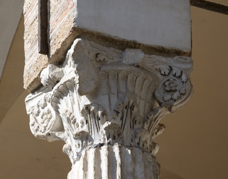 Marmoraio campano sec. IV, Capitello marmoreo fogliato con girali