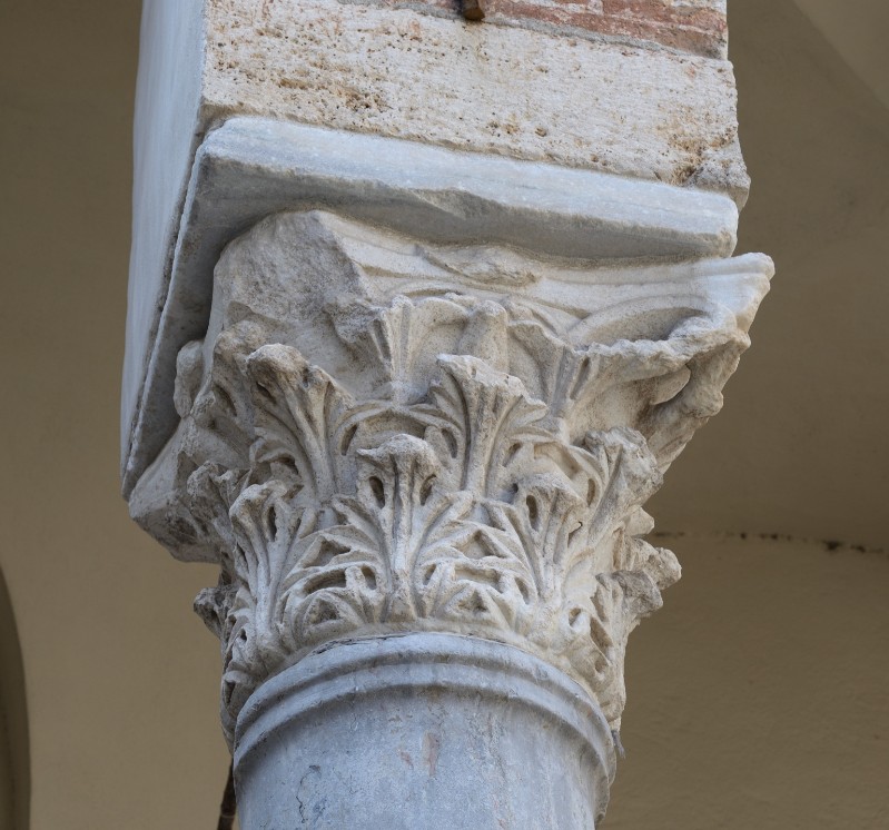 Marmoraio asiatico sec. IV, Capitello fogliato marmoreo