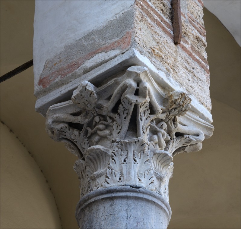 Marmoraio campano sec. IV, Capitello fogliato marmoreo