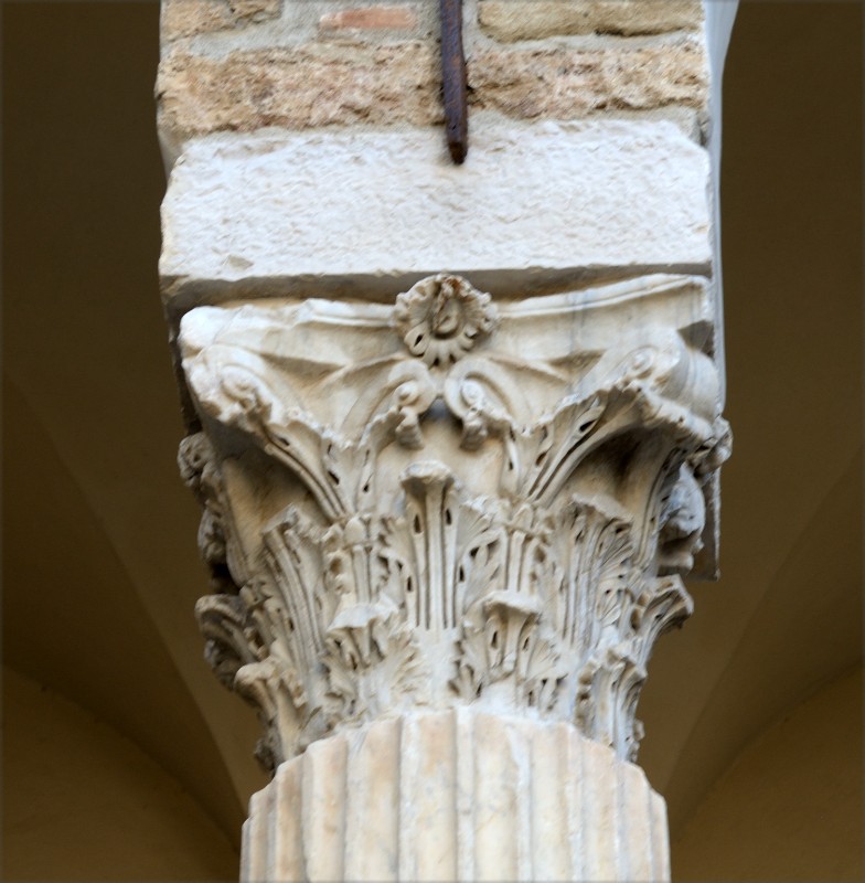 Marmoraio campano sec. IV, Capitello corinzio fogliato