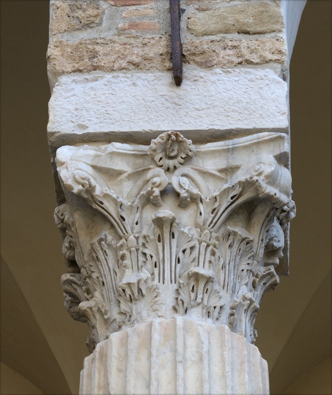 Marmoraio campano sec. IV, Capitello corinzio con fogliette