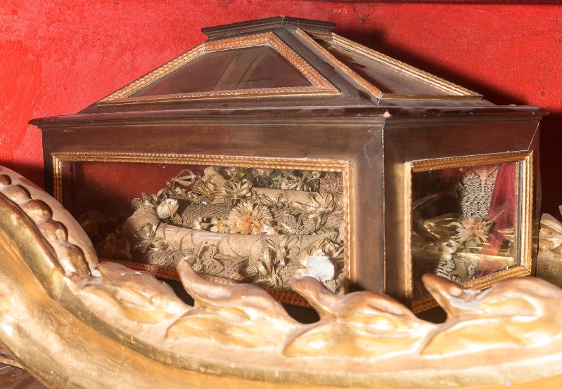Bottega toscana sec. XVIII, Reliquiario a urna trapezoidale con cornice dorata
