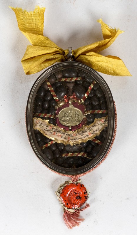 Bottega toscana sec. XIX, Reliquiario a medaglione con stampa e rosario