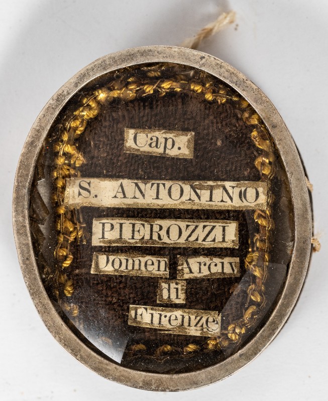 Bottega toscana sec. XIX, Reliquiario a medaglione con teca in cristallo