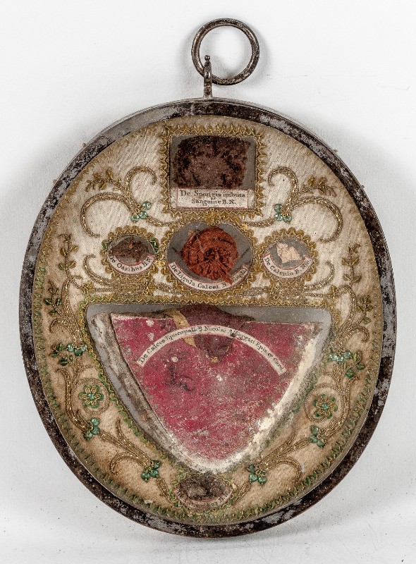 Bottega italiana secc. XVIII-XIX, Reliquiario a medaglione con fondo ricamato