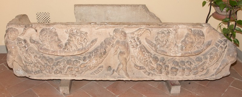 Ambito romano sec. II, Sarcofago con putti reggifestone e mascheroni