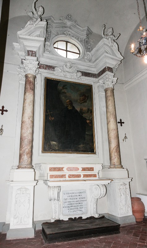 Bottega toscana (1735), Altare laterale in stucco con volute mosse e stemma