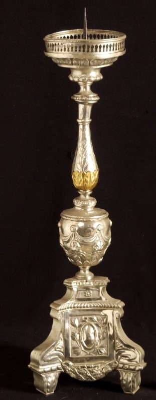 Ambito italiano sec. XIX, Candeliere da altare con nodo a urna cm 84 3/6