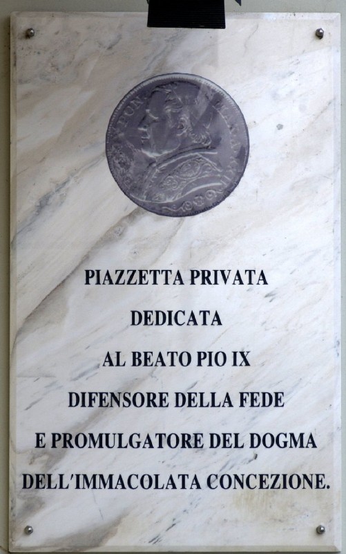 Ambito italiano (2002), Lapide con papa Pio IX