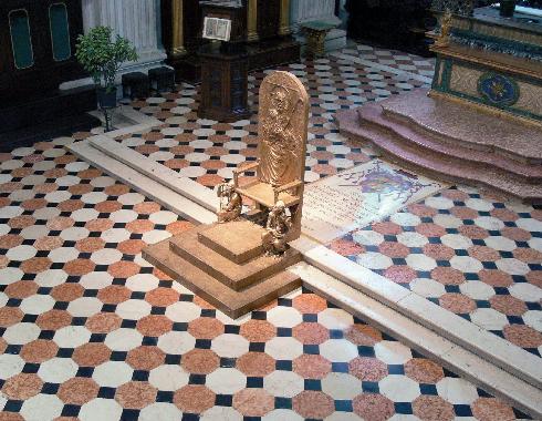 Collocazione del seggio vescovile di fronte all'altare maggiore