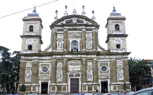 La facciata principale della cattedrale di san Pietro Apostolo