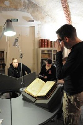 Docente straniero durante un workshop sui manoscritti