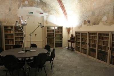 Sala di studio e armadi con biblioteca antica