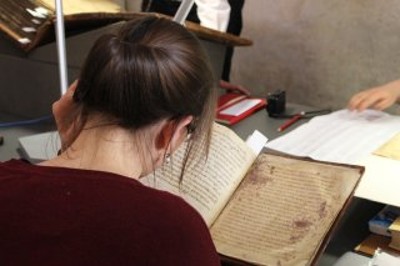 Studiosa straniera durante un workshop sui manoscritti