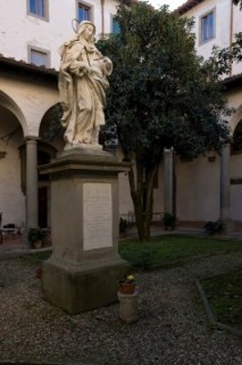 Chiestro del Seminario con statua di Santa Maria Maddalena dei Pazzi patrona del Seminario su cui si affaccia la Biblioteca situata al primo piano