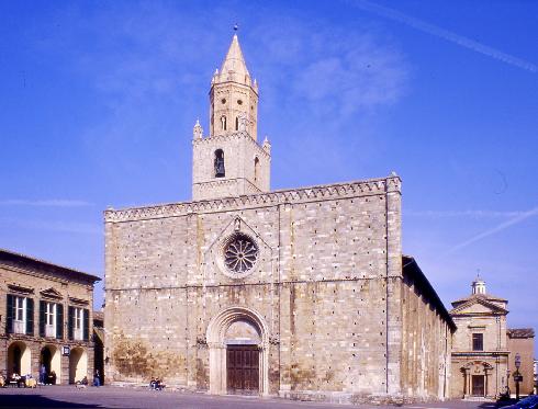 La facciata principale della Chiesa di Santa Maria Assunta ad Atri