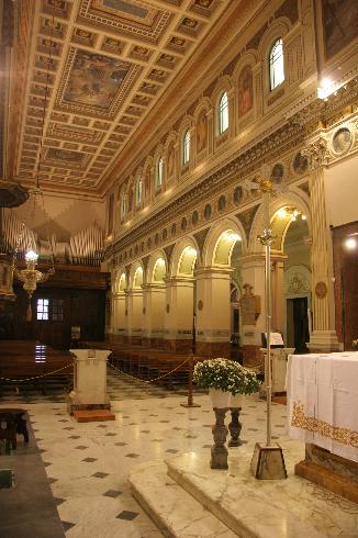 La navata centrale dal presbiterio 