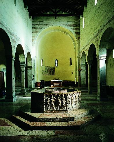 L'antico fonte battesimale (XIII sec.) nella Chiesa di s. giovanni in fonte (ancora utilizzato). 