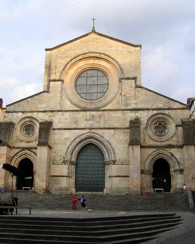 La facciata principale della cattedrale di Santa Maria Assunta in Cielo a Cosenza
