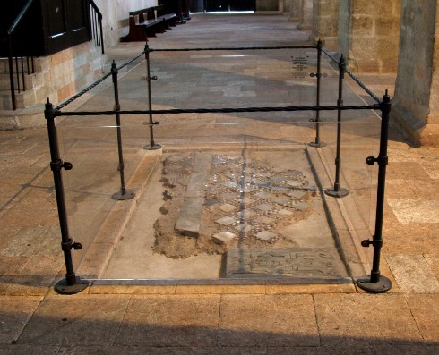 Frammenti del pavimento originario di fattura normanna sec. XIII