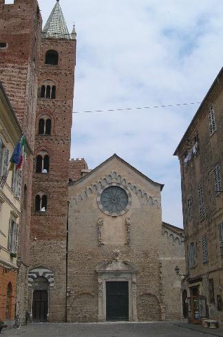 La facciata della cattedrale di San Michele ad Albenga

