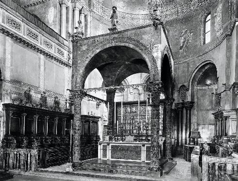 Il presbiterio con il coro ligneo proveniente da S. Andrea della Certosa (ora S. Pietro in Castello)