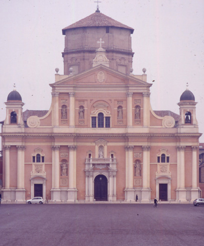La facciata della cattedrale di Santa Maria Assunta a  Carpi