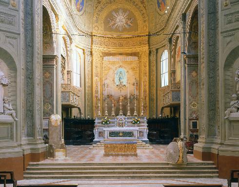L'area presbiteriale dopo l'adeguamento liturgico del 2005