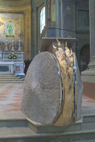 L'ambone  - opera dello scultore E. Giannetti  -2005