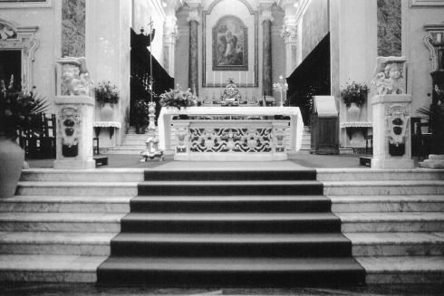 L’intervento di adeguamento  liturgico del 1974, realizzato mediante l’eliminazione della balaustra marmorea, poi riutilizzata per la costruzione dell’altare e degli amboni laterali; cattedra episcopale e tribuna dietro l’altare.