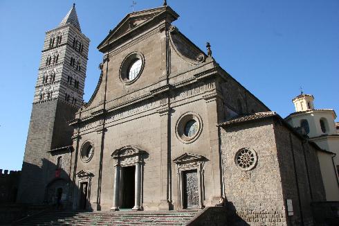 La facciata principale della cattedrale di San Lorenzo